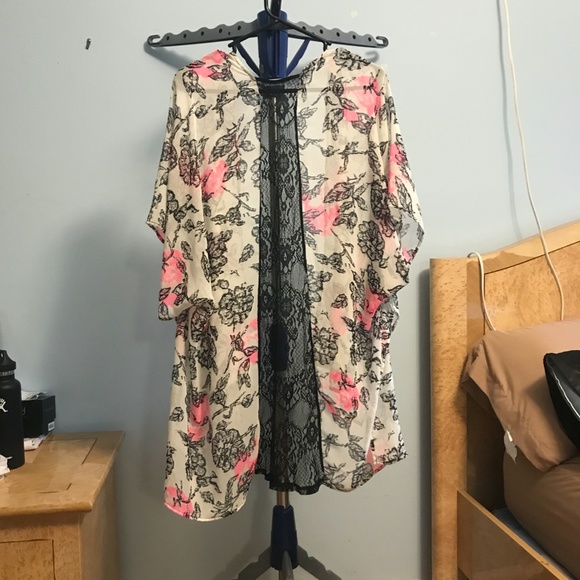 LUSH Sheer & Lace Kimono top - Picture 2 of 4